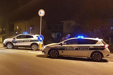 «Voglio essere come voi». E la polizia locale lo invita
