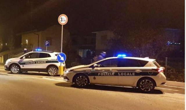 «Voglio essere come voi». E la polizia locale lo invita
