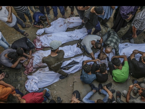Al Jazeera, 30 palestinesi uccisi nei raid, anche bimbi