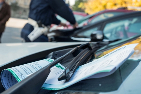 Busto Arsizio, auto con il finestrino giù: multa