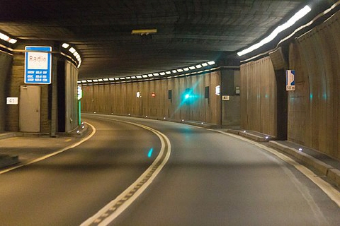 Con la moto 47 sorpassi vietati nel tunnel del San Gottardo