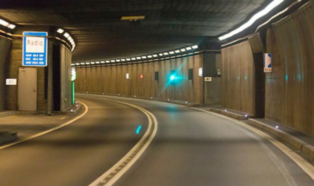 La galleria del San Gottardo dove sono vietati i sorpassi