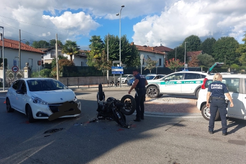 Arcisate, scontro auto-moto. Due ragazzi feriti