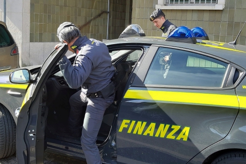 Auto clonata e droga. Arresto della Gdf