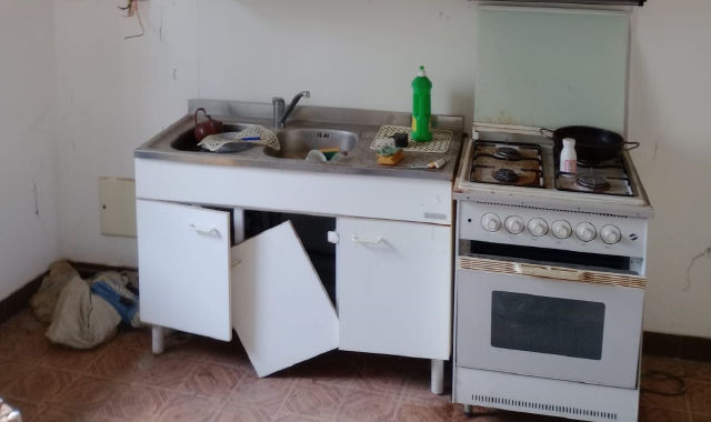 Muri scrostati e pavimenti devastati, arredi scomparsi e, i pochi ancora presenti, in condizioni disastrose, una macchia sull’intonaco dove un tempo c’era la caldaia: l’appartamento dello scandalo a San Macario