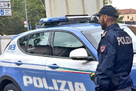 Ruba un'auto e cambia la targa: denunciato