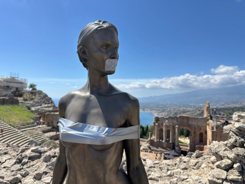 Nastro adesivo sulla David, la provocazione anti-Meta di Jago