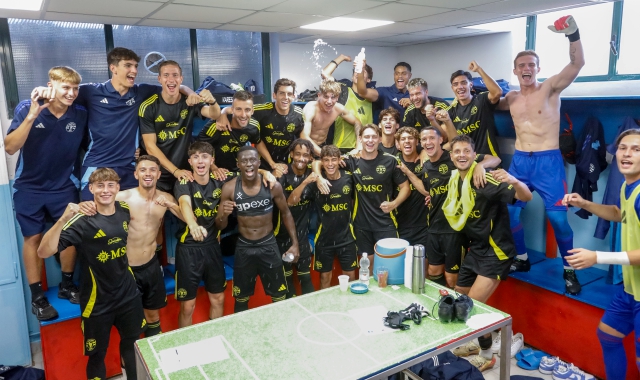 La Varesina festeggia il passaggio del turno dopo la vittoria sul Varese (foto Scaringi)