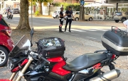 Tabaccaio cinese travolto da moto. È grave