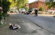 Tabaccaio cinese travolto da moto. È grave
