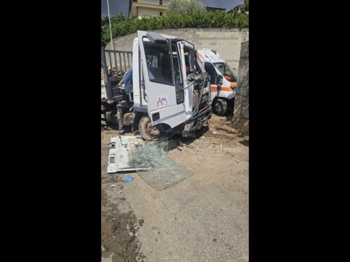Camion investe operai mentre lavorano, un morto e due feriti