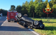 Scontro a Brebbia, auto ribaltata