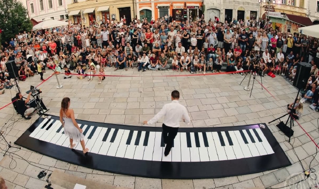 Il pianoforte da suonare coi piedi che delizierà Pallanza e Intra in questo fine settimana