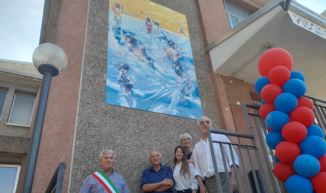 Il murale realizzato sul muro della piscina