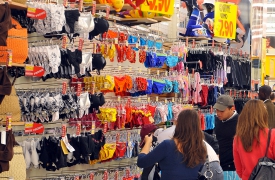 Ruba sei costumi all’Iper: «Non mangio da quattro giorni»