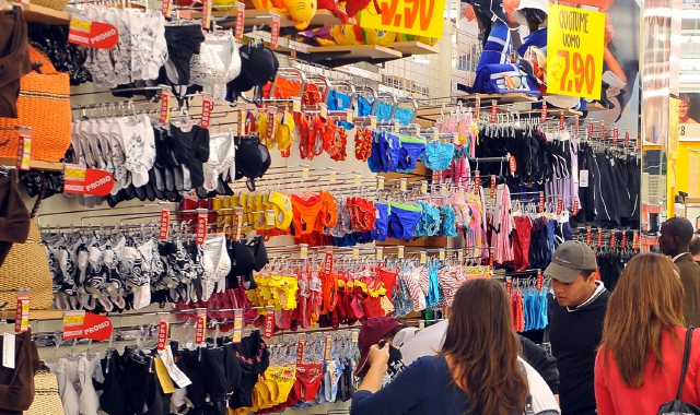 Ruba sei costumi all’Iper: «Non mangio da quattro giorni»