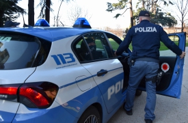 Minaccia moglie e figli con il coltello: denunciato