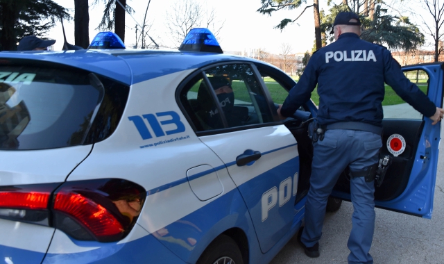 Minaccia moglie e figli con il coltello: denunciato