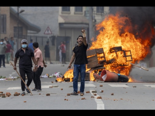 Si è dimesso il premier del Nepal dopo le violente proteste