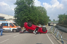Si ribalta con l'auto: illeso
