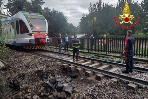 Treno fermato a pochi metri dalla voragine