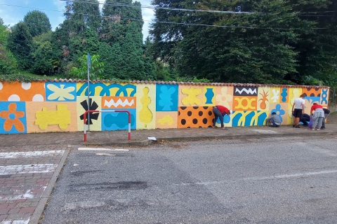 Colori e fantasia “cancellano” il muro imbrattato