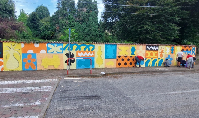 Colori e fantasia “cancellano” il muro imbrattato