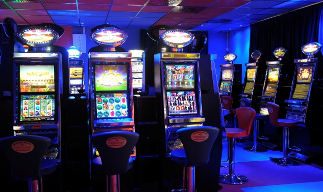 L’uomo è entrato nella sala slot con il volto travisato e un bastone (foto Archivio)
