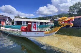 Sfida tra mini dragon boat sul lago di Varese