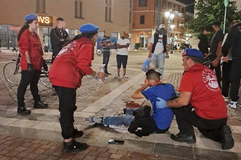 Rissa e colpi di bottiglia in centro: giovane ferito a Saronno