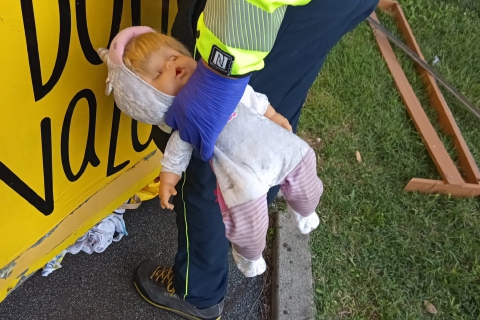 «C’è un neonato nel cassonetto»: era una bambola parlante