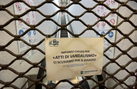 Vandali in stazione, scala mobile di nuovo fuori uso