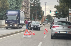Scontro tra due auto, quattro persone coinvolte