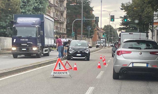 Scontro tra due auto, quattro persone coinvolte