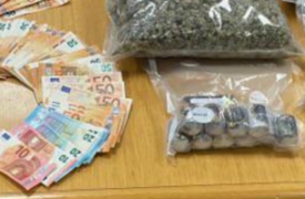Al bar con la droga, il fiuto del cane lo fa arrestare