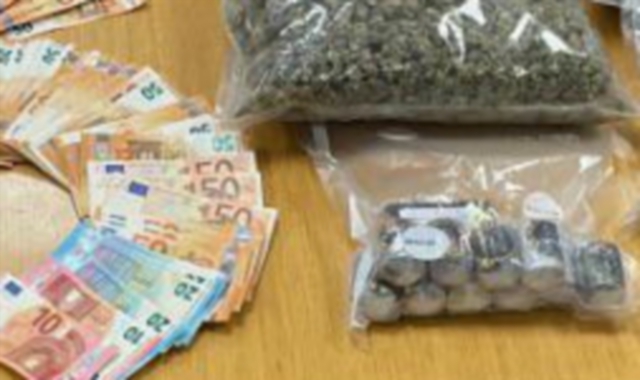 Al bar con la droga, il fiuto del cane lo fa arrestare