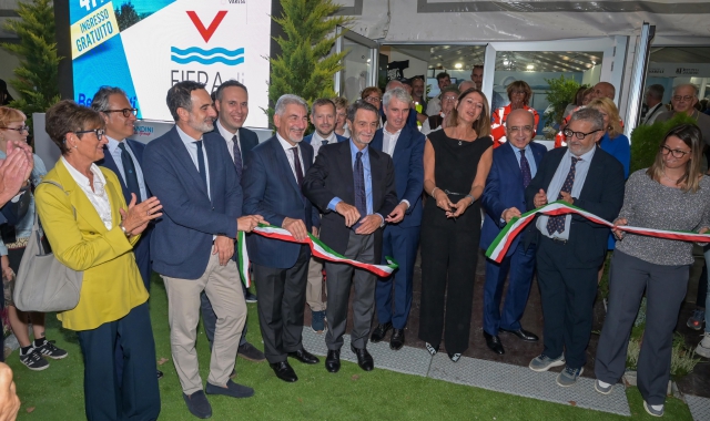 La cerimonia dl taglio del nastro  (foto Stefano Benvegnù)