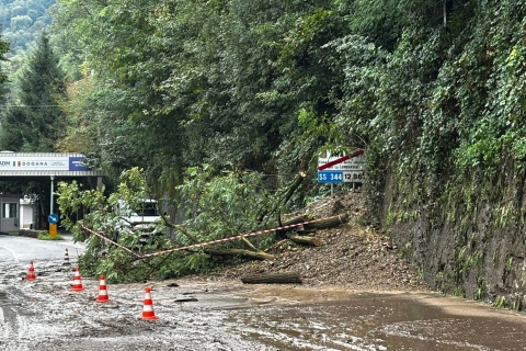 Frana a due passi dalla dogana di Porto Ceresio