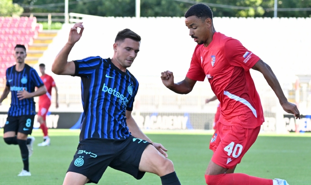 Schirò e la Pro Patria contro il Novara vanno a caccia della prima vittoria. In alto Mastroianni in gol con l’Inter (foto Blitz)