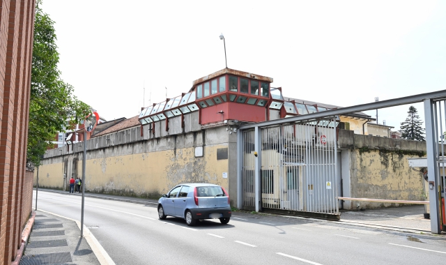 Il carcere varesino dei Miogni dove è rinchiuso il 32enne. Fuori c’è stata la protesta di alcuni antagonisti