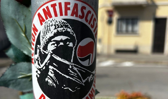 Sono stati rimossi gli adesivi antifascisti in largo Sergio Ramelli