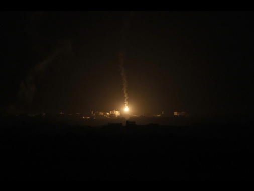 Potenti attacchi su Gaza city, '37 raid in 20 minuti'