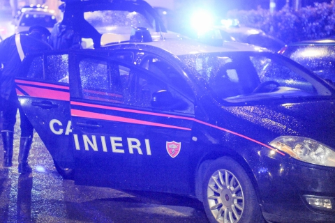 Spaccia, scappa, provoca un incidente e aggredisce i carabinieri