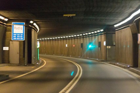 Sorpassi nella galleria del Gottardo. Moto sequestrate
