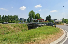 Cammina per strada e minaccia di buttarsi nel Lura