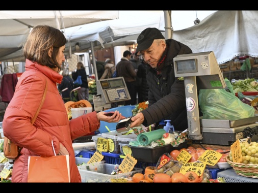 Confesercenti-Cer, -2,4 miliardi di consumi nel 2025