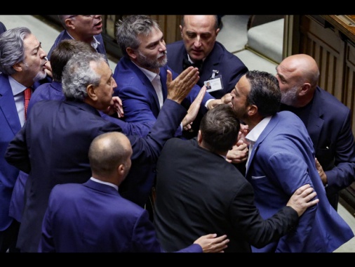 Bagarre Aula dopo l'ok sulla giustizia, opposizioni protestano