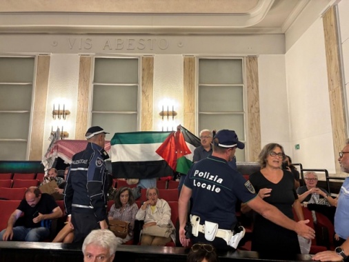 Protesta Pro Pal interrompe Consiglio comunale Milano