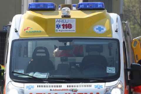 Attraversa la strada col passeggino, un’auto la investe