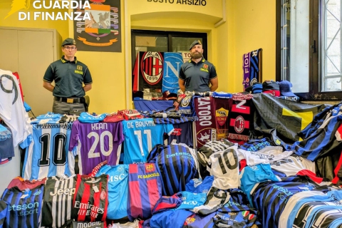 Magliette di calcio false, la Finanza le sequestra